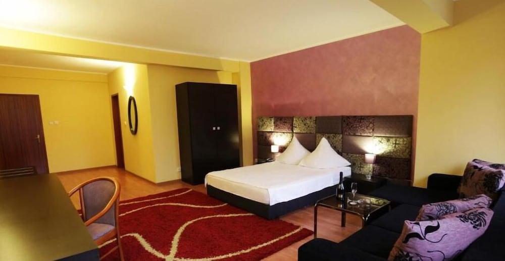 Hotel Perla Тимишоара Екстериор снимка